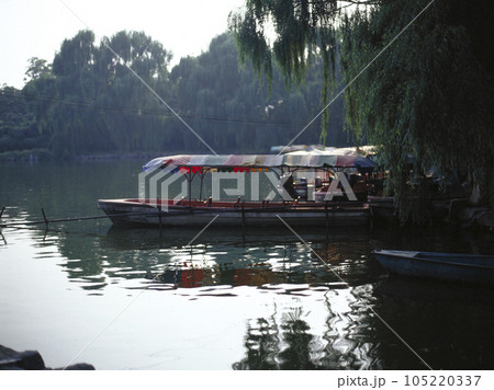 公園の池に浮かぶ屋形船と木々の映り込み 公園の池に浮かぶ屋形船と木々の映り込み 105220337