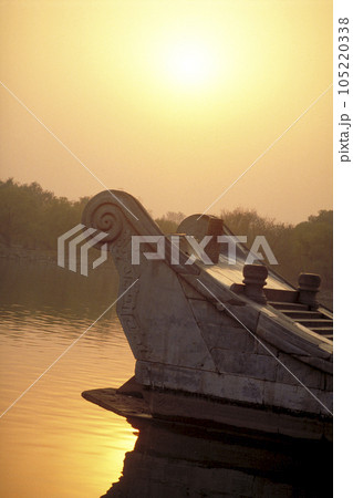 北京頤和園の石船 夕日を受けた船主のシルエット 北京頤和園の石船 夕日を受けた船主のシルエット 105220338