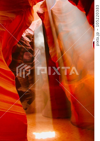 アンテロープキャニオン　太陽の恵み 105220383