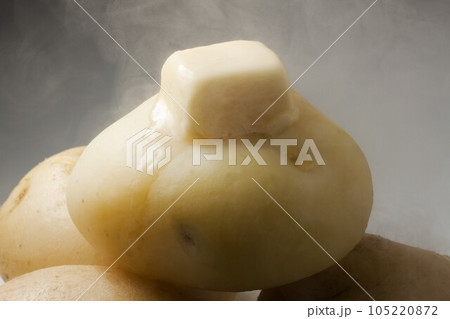 茹でジャガイモにバター 茹でジャガイモにバター 105220872