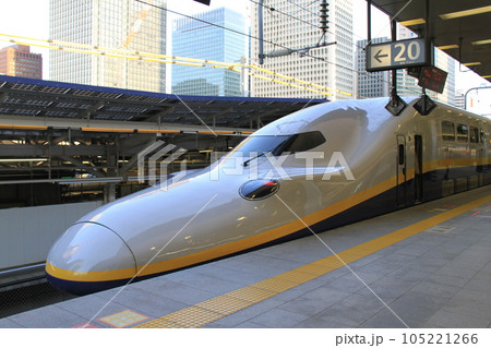 東京駅に停車中の「新幹線E4系電車」 105221266