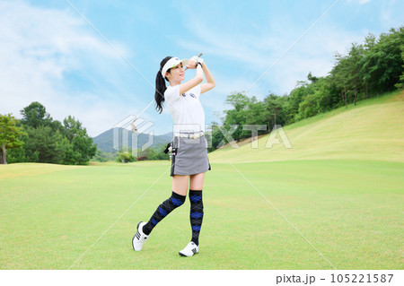 ゴルフをする女性 ゴルフをする女性 105221587