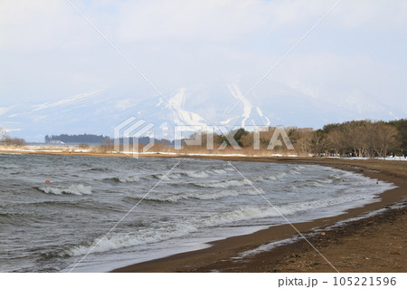 真冬の猪苗代湖 105221596