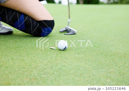 ゴルフをする女性 105221646