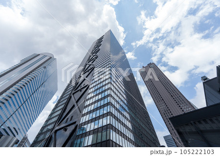 高層ビルを見上げる 105222103