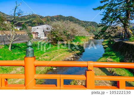 【出雲国一宮】熊野大社前を流れる意宇川　島根県松江市 105222130