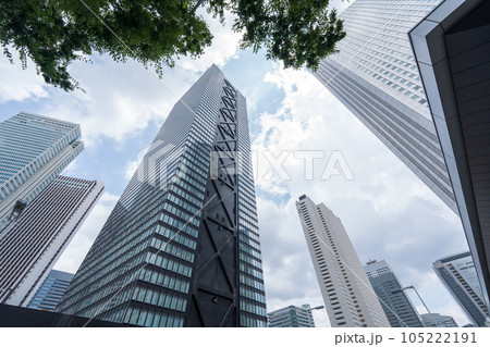 高層ビルを見上げる 高層ビルを見上げる 105222191