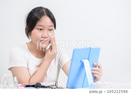 Cute asian girl uses cotton pad with toner for cleaning make up feeling so fresh and clean with healthy skin, 105222598