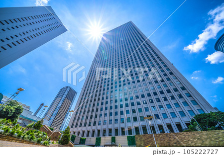 日本の東京都市景観 夏の強い太陽光が降り注ぐ…池袋のサンシャイン60やタワマンなどを望む＝7月23日 105222727