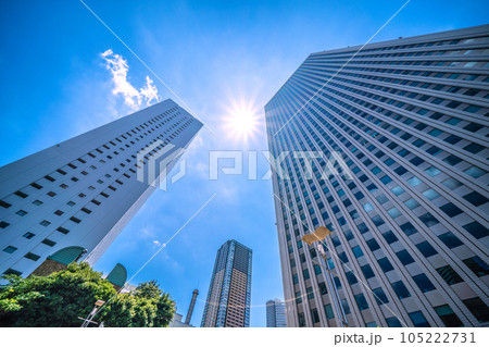 日本の東京都市景観 夏の強い太陽光が降り注ぐ…池袋のサンシャイン60やタワマンなどを望む＝7月23日 105222731