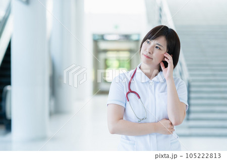 悩む若い女性看護師 悩む若い女性看護師 105222813