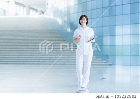 病院で働く若い看護師 病院で働く若い看護師 105222982