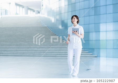 病院で働く若い看護師 病院で働く若い看護師 105222987
