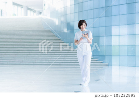 病院で働く若い看護師 105222995