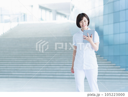 病院で働く若い看護師 105223000