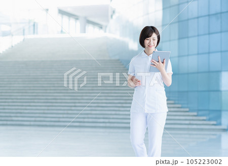 病院で働く若い看護師 105223002