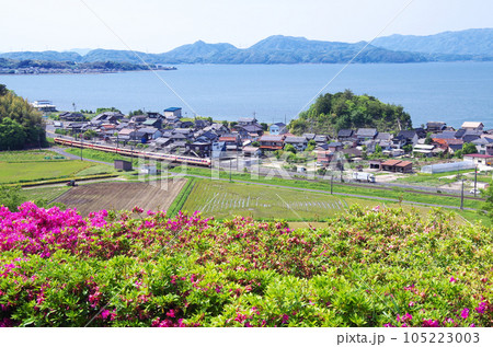 国鉄色の特急やくも号が走る中海沿線の風景 105223003