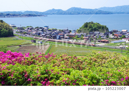 国鉄色の特急やくも号が走る中海沿線の風景 国鉄色の特急やくも号が走る中海沿線の風景 105223007