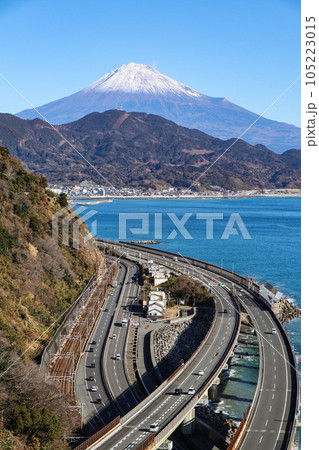 さった峠から見る東海道本線と東名高速と国道1号線と富士山 105223015