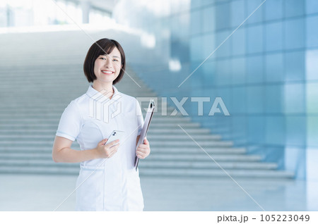 病院で働く若い女性看護師 105223049