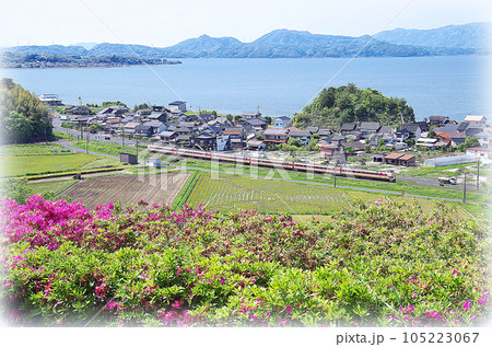 国鉄色の特急やくも号が走る中海沿線の風景（イラスト風） 105223067