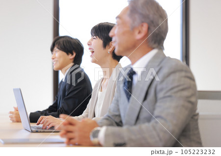 セミナーで大笑いしているビジネスウーマン_1 105223232