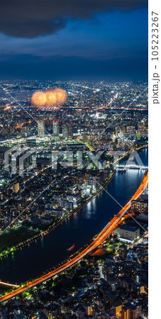 東京の夜景と足立の花火 105223267