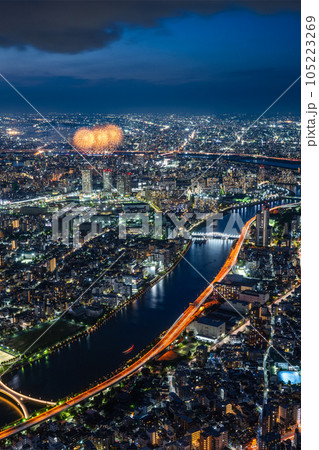 東京の夜景と足立の花火 105223269