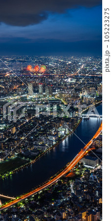 東京の夜景と足立の花火 105223275