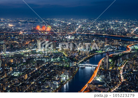 東京の夜景と足立の花火 105223279