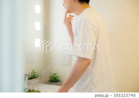 鏡を見る男性 105223740