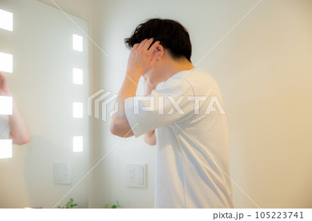 鏡を見る男性 105223741