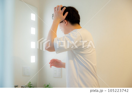 鏡を見る男性 鏡を見る男性 105223742