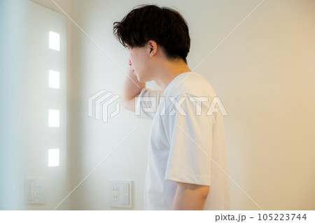 鏡を見る男性 鏡を見る男性 105223744