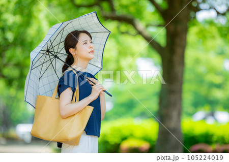 日傘の女性 日傘の女性 105224019