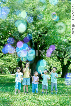 シャボン玉をして遊ぶ子供たち 105224142
