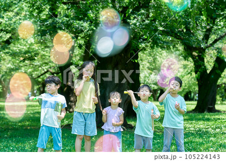 シャボン玉をして遊ぶ子供たち 105224143