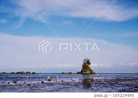 海岸から望む立山連峰　雨晴海岸　富山観光スポット　能登半島国定公園 105224995