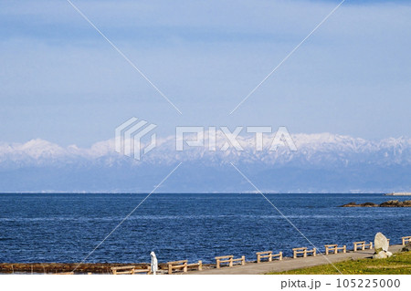 海岸から望む立山連峰　雨晴海岸　富山観光スポット　能登半島国定公園 105225000