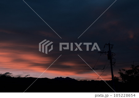 北杜市白州町、電柱の上の夕焼け雲、暮れ行く北の空 105228654