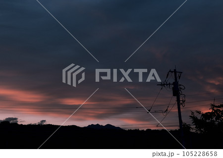 北杜市白州町、電柱の上の夕焼け雲、暮れ行く北の空 北杜市白州町、電柱の上の夕焼け雲、暮れ行く北の空 105228658