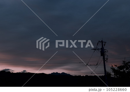 北杜市白州町、電柱の上の夕焼け雲、暮れ行く北の空 105228660