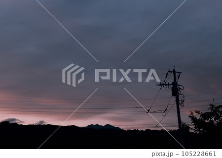 北杜市白州町、電柱の上の夕焼け雲、暮れ行く北の空 北杜市白州町、電柱の上の夕焼け雲、暮れ行く北の空 105228661