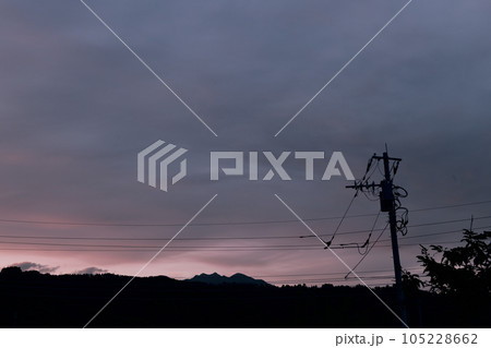 北杜市白州町、電柱の上の夕焼け雲、暮れ行く北の空 105228662