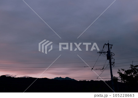 北杜市白州町、電柱の上の夕焼け雲、暮れ行く北の空 105228663