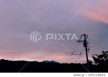 北杜市白州町、電柱の上の夕焼け雲、暮れ行く北の空 105228664