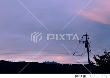 北杜市白州町、電柱の上の夕焼け雲、暮れ行く北の空 105228665