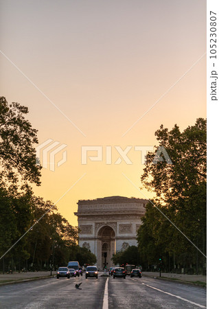凱旋門と朝焼けのグラデーション 凱旋門と朝焼けのグラデーション 105230807