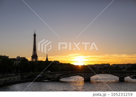 夕景のエッフェル塔とセーヌ川 105231259