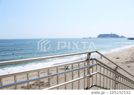 美しい海岸の風景真夏の湘南海岸青い空青い海の風景 105232532